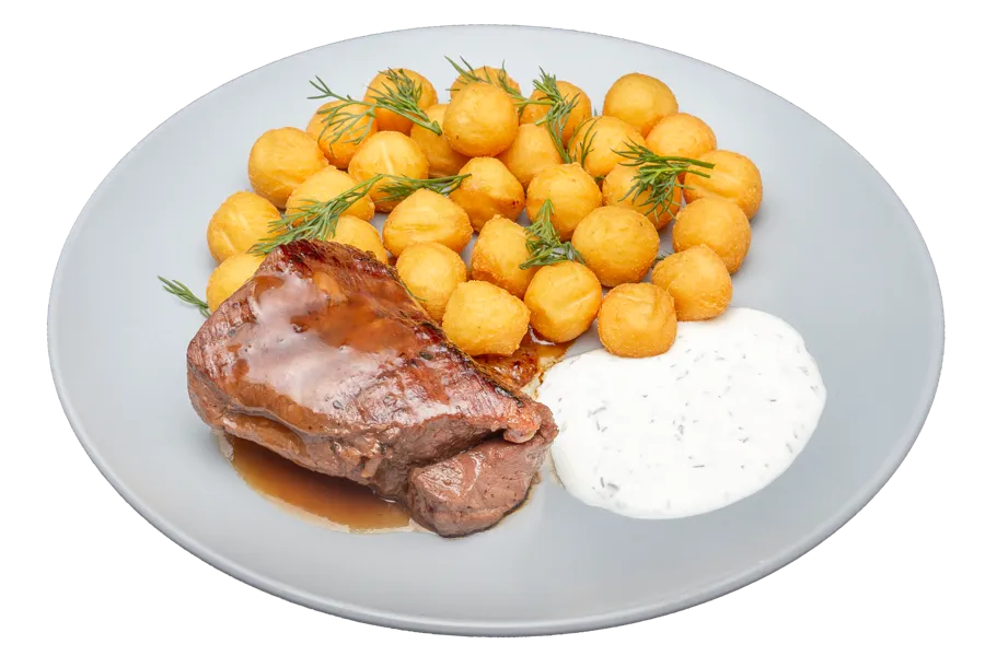 ТОМЛЕНАЯ ГОВЯДИНА С КАРТОФЕЛЬНЫМИ ШАРИКАМИ И СОУСОМ